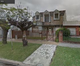 En zona barrio de Moron Sur venta de chalet de 2 pisos.