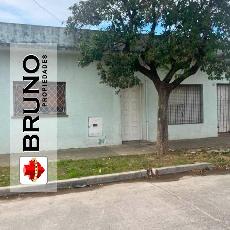 Oportunidad en Parque San Martin Argentina casa para 2 familias de 100 m² en venta.