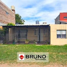 Oportunidad en Merlo Norte casa sobre lote de 10.00 x 20.00 en venta.