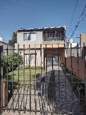 A 9 cuadras de la estación en Moron Sur venta de casa apto crédito.