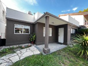 Casa apto crédito en venta en zona resid. de Moron Norte.