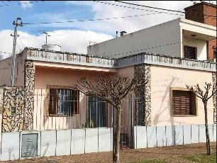 En zona barrio de Merlo Sur venta de casa de 4 ambientes.