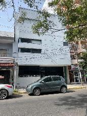 Inmueble comercial con 5 baños en alquiler en zona comerc. de Moron Centro.