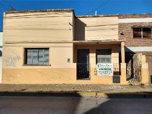 A 3 cuadras de la estación en Merlo Norte venta de casa de 2 pisos.