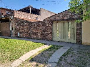 Casa de 70 años de antigüedad en venta en zona barrio de Barrio Luna.