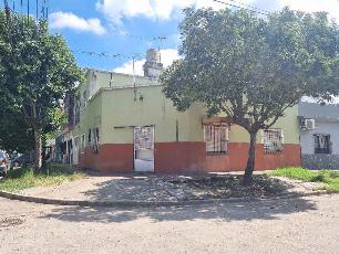 Casa con departamento con garage en venta en zona res/ind de Parque Quirno.
