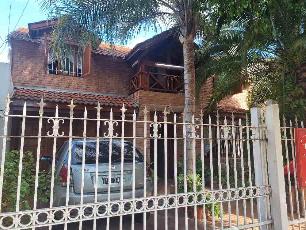 En zona barrio de Parque Quirno venta de chalet de 5 ambientes.
