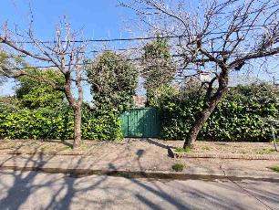 A 8 cuadras de la estación en Parque Johnston Hurlingham venta de chalet con garage.