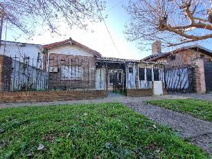 En zona resid. de Hurlingham venta de chalet apto crédito.