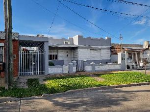 En zona barrio de Parque Quirno Hurlingham venta de casa a 6 cuadras de avenida principal.