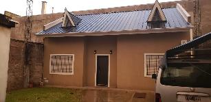 En zona res/ind de Parque Quirno casa con departamento de estilo moderno en venta.
