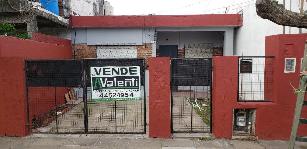 En zona barrio de Barrio Luna casa de 3 ambientes en venta.