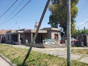 En zona barrio de Morris Hurlingham venta de casa de 50 años de antigüedad.