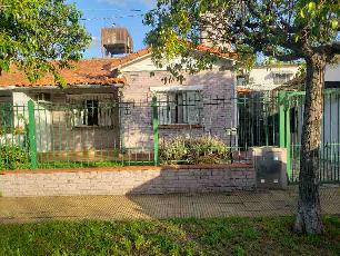 En zona barrio de Villa Tesei chalet a una cuadra de avenida principal en venta.