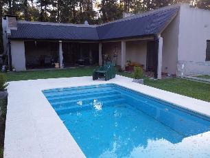 En zona resid. de Las Casuarinas Lujan quinta de 207 m² en venta.