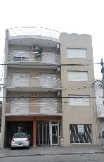 En zona barrio de Lujan Centro Argentina venta de departamento de estilo clasico.