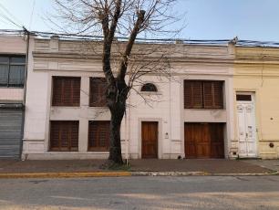 Casa sobre lote de 11.00 x 14.00 en venta en zona barrio de Lujan Centro Buenos Aires.