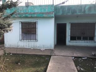 Venta de casa en estado regular en zona barrio de Parque San Martin.