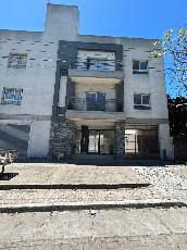 En zona com/res de Merlo Sur departamento a una cuadra de avenida principal en alquiler.