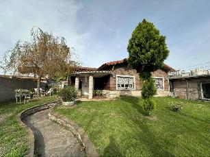 Casa con departamento de 8 ambientes en venta en zona resid. de Quilmes Oeste.