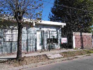 En zona barrio de Ezpeleta Oeste Quilmes venta de casa ph de estilo clasico.