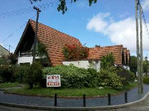 En zona resid. de Quilmes Oeste venta de chalet en estado m.bueno.