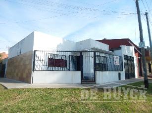 En zona barrio de Ezpeleta Oeste casa sobre lote de 10.00 x 11.40 en venta.
