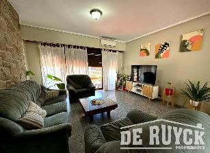 En zona resid. de Quilmes Oeste chalet de 240 m² en venta.