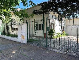 En zona barrio de Temperley Este venta de casa para 2 familias con 4 dormitorios.