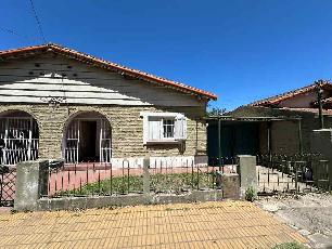 En zona barrio de Quilmes Oeste GBA Sur alquiler de casa de 3 ambientes.