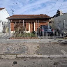 En zona barrio de Quilmes Oeste GBA Sur casa ph en estado bueno en alquiler.