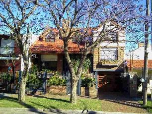 Casa sobre lote de 10.00 x 28.00 en venta en zona barrio de Ezpeleta Este.