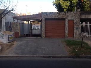 En zona barrio de Billinghurst General San Martin venta de casa de 8 ambientes.
