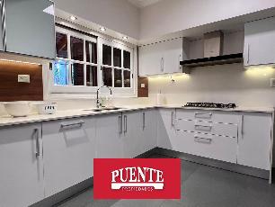 En zona resid. de Monte Grande casa de 6 ambientes en venta.
