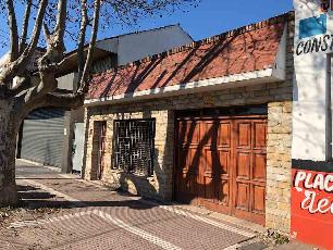 En zona resid. de Banfield Oeste casa en estado bueno en venta.