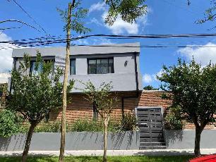 Venta de casa con 3 dormitorios en zona resid. de Banfield Oeste Lomas de Zamora.