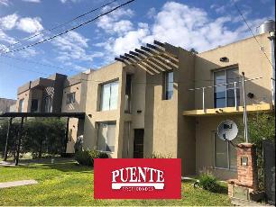 Venta de casa apto crédito en zona resid. de San Vicente Argentina.
