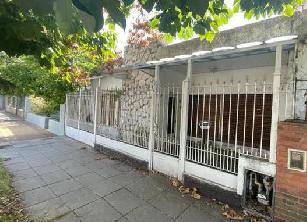 En zona resid. de Temperley Este Lomas de Zamora casa de 3 ambientes en venta.