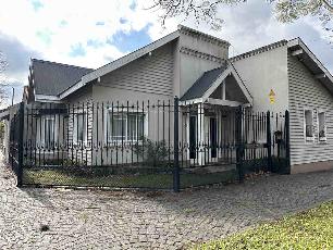 En zona resid. de Banfield Oeste casa de 2 pisos en venta.