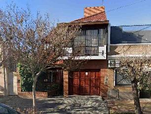 En zona resid. de Lanus Oeste venta de casa de 2 pisos.