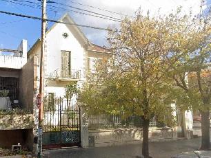 En zona resid. de Banfield Oeste Lomas de Zamora venta de casa de 2 pisos.