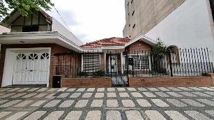 En zona resid. de Lomas de Zamora Oeste venta de casa de 5 ambientes.