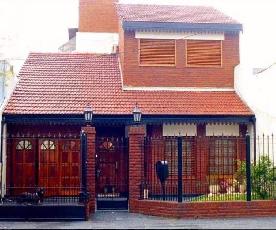 Casa en estado excelente en venta en zona barrio de Lanus Oeste.