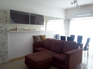 En zona barrio de Lanus Oeste departamento de estilo clasico en venta.