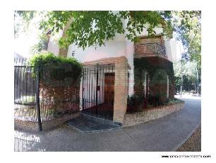 En zona resid. de Temperley Este Lomas de Zamora venta de casa con garage.