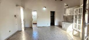 En zona com/res de Lanus Oeste GBA Sur departamento tipo casa a 2 cuadras de avenida principal en alquiler.