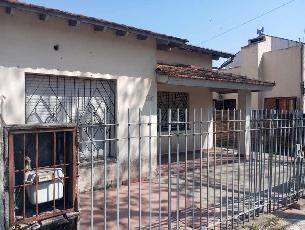 En zona resid. de Monte Grande venta de casa de 5 ambientes.