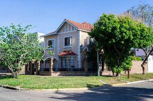 Casa de 2 pisos en venta en zona resid. de Lomas de Zamora.