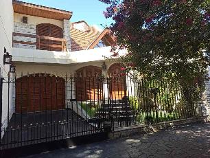 En zona resid. de Lanus GBA Sur venta de casa de 2 pisos.