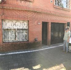En zona barrio de Lanus Oeste venta de casa de 90 m&sup2;.